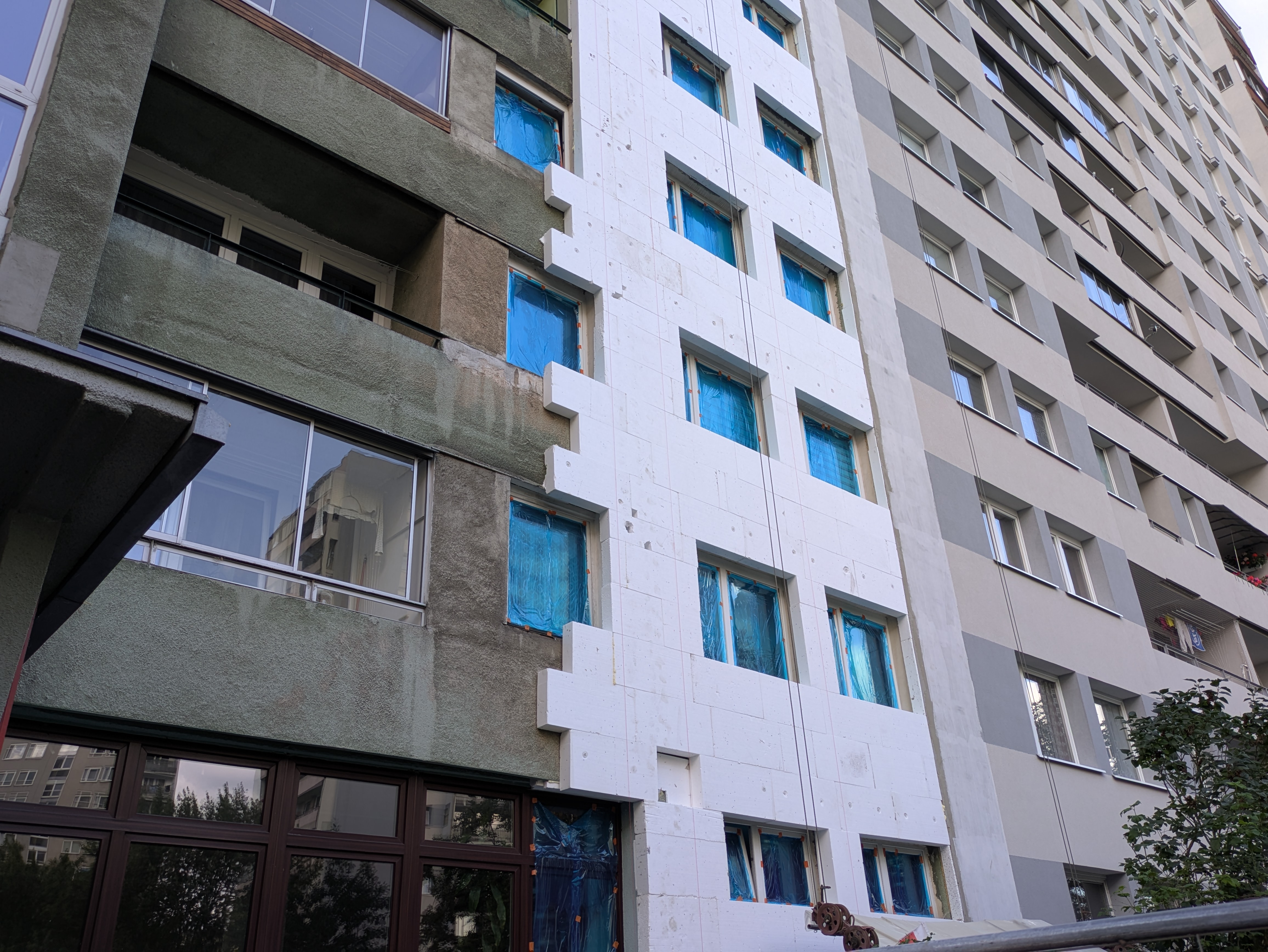 Panneaux isolants posés sur la façade d’un bâtiment pendant une isolation thermique extérieure